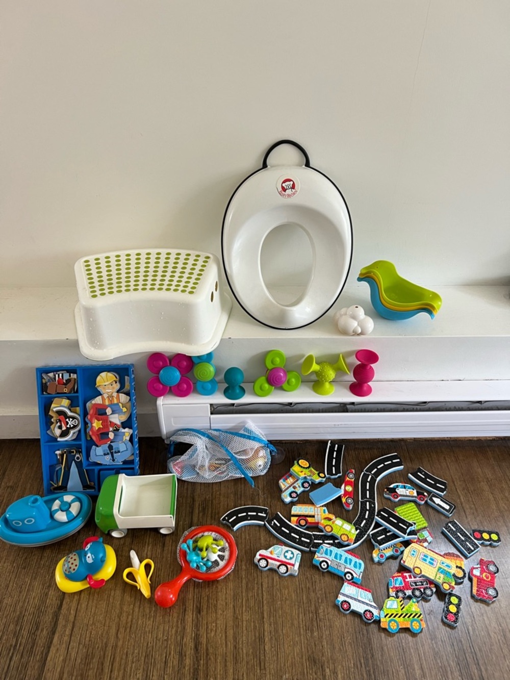 Huge Baby/Toddler toy lot: pipSquigz bath toys & spinners + Melissa& Doug magnet